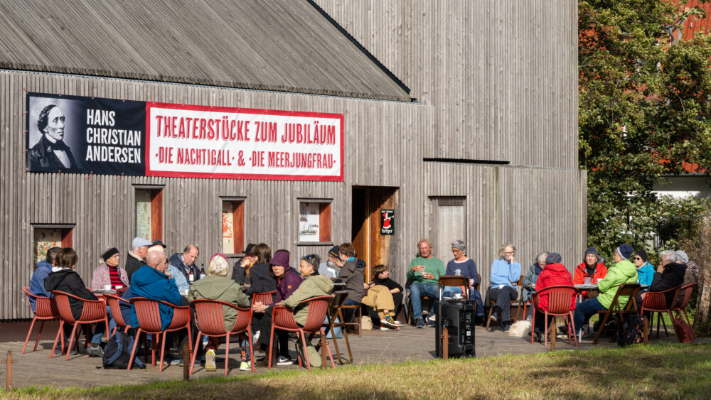 Auf der Terrasse der Homunkulus Figurensammlung kommen die Gäste des Erzählcafés über die Umbruchszeit ins Gespräch, 22. September 2025 (Christian Faludi/GEDG)