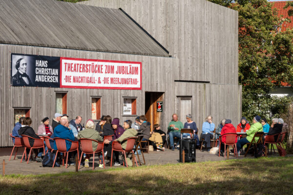 Auf der Terrasse der Homunkulus Figurensammlung kommen die Gäste des Erzählcafés über die Umbruchszeit ins Gespräch, 22. September 2025 (Christian Faludi/GEDG)