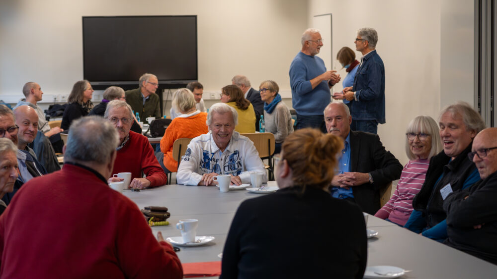 Die eingeladenen Zeitzeug:innen kamen während des Erzählcafés in zwangloser Runde schnell ins Gespräch, 5. Dezember 2025 (Christian Faludi/GEDG)