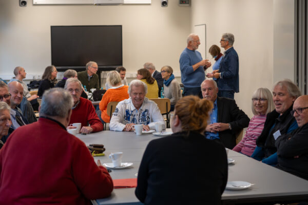 Die eingeladenen Zeitzeug:innen kamen während des Erzählcafés in zwangloser Runde schnell ins Gespräch, 5. Dezember 2025 (Christian Faludi/GEDG)