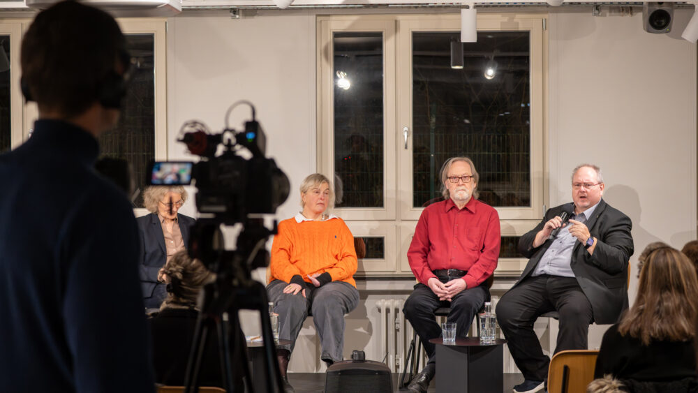 Die Gäste auf dem Podium der Abendveranstaltung (von links): Walburga Habsburg Douglas, Hermann Frankfurth, Matthias Leschhorn, 5. Dezember 2025 (Christian Faludi/GEDG)