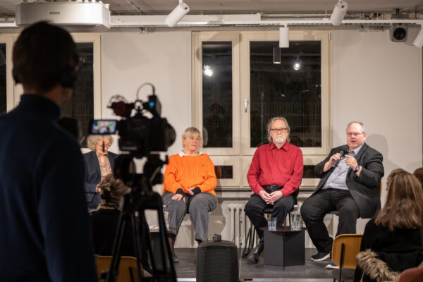 Die Gäste auf dem Podium der Abendveranstaltung (von links): Walburga Habsburg Douglas, Hermann Frankfurth, Matthias Leschhorn, 5. Dezember 2025 (Christian Faludi/GEDG)