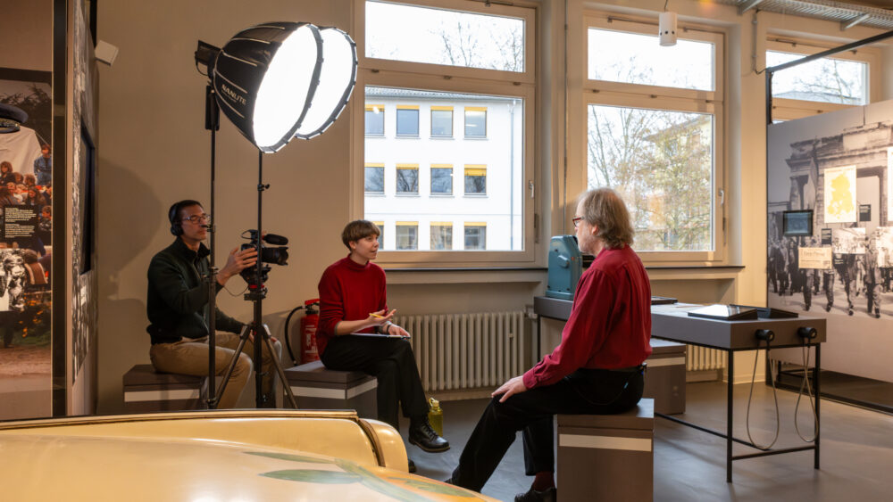 Im Zeitzeugengespräch berichtet der Zeitzeuge Hermann Frankfurth der GEDG-Mitarbeiterin Margarete Puhl von seinen Fluchterfahrungen, 5. Dezember 2025 (Christian Faludi/GEDG)