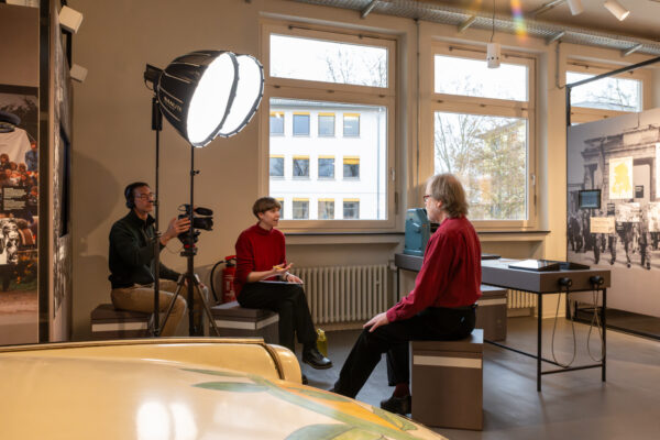 Im Zeitzeugengespräch berichtet der Zeitzeuge Hermann Frankfurth der GEDG-Mitarbeiterin Margarete Puhl von seinen Fluchterfahrungen, 5. Dezember 2025 (Christian Faludi/GEDG)