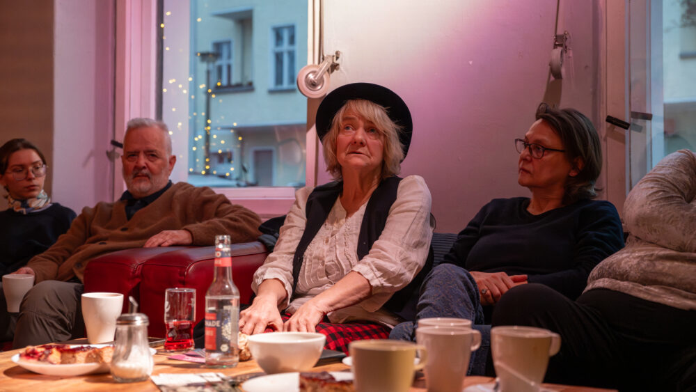 Die Zeitzeug:innen Peter Rausch und Christiane Seefeld (Mitte) beim Erzählcafé im Berliner Sonntags-Club, 6. Dezember 2025 (Christian Faludi/GEDG)