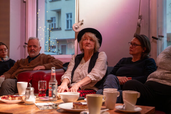 Die Zeitzeug:innen Peter Rausch und Christiane Seefeld (Mitte) beim Erzählcafé im Berliner Sonntags-Club, 6. Dezember 2025 (Christian Faludi/GEDG)