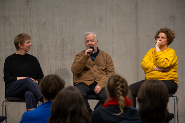Paula Kreutzmann (links), Peter Braun und Barbara Wallbraun bei der Podiumsdiskussion in der Gedenkstätte Berliner Mauer, 7. Dezember 2025 (Christian Faludi/GEDG)
