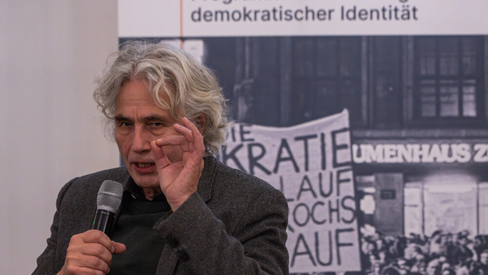 Stephan Hilsberg in der Podiumsdiskussion zur Geschichte und Relevanz des Zentralen Runden Tisches an seinem ersten Tagungsort mit Nine-Christine Müller, Juliane Baruck und Gesine Oltmanns, 4. Dezember 2024 (Christian Faludi/GEDG)