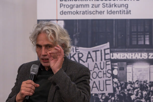 Stephan Hilsberg in der Podiumsdiskussion zur Geschichte und Relevanz des Zentralen Runden Tisches an seinem ersten Tagungsort mit Nine-Christine Müller, Juliane Baruck und Gesine Oltmanns, 4. Dezember 2024 (Christian Faludi/GEDG)