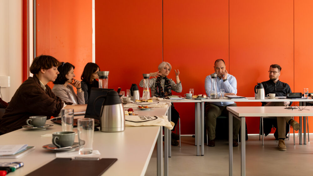 Beim Auftakt-Workshop zum Projekt im Gespräch (von links): Margarete Puhl (GEDG), Franziska Wittau (Landeszentrale pol. Bildung Thüringen), Maria Cunetchi (GEDG), Agnès Arp (Universität Erfurt), Jan Büchner (Zukunftszentrum Deutsche Einheit und europäische Transformation) und Christian Faludi (GEDG), 23. April 2025 (Petrus Beck/GEDG)