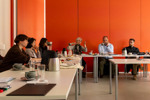 Beim Auftakt-Workshop zum Projekt im Gespräch (von links): Margarete Puhl (GEDG), Franziska Wittau (Landeszentrale pol. Bildung Thüringen), Maria Cunetchi (GEDG), Agnès Arp (Universität Erfurt), Jan Büchner (Zukunftszentrum Deutsche Einheit und europäische Transformation) und Christian Faludi (GEDG), 23. April 2025 (Petrus Beck/GEDG)