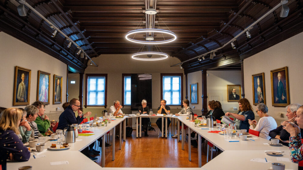 Diskussionsrunde im Erzählcafé im Christian-Wolff-Saal des Stadtmuseums Halle (Saale), 22. Mai 2025 (Christian Faludi/GEDG)