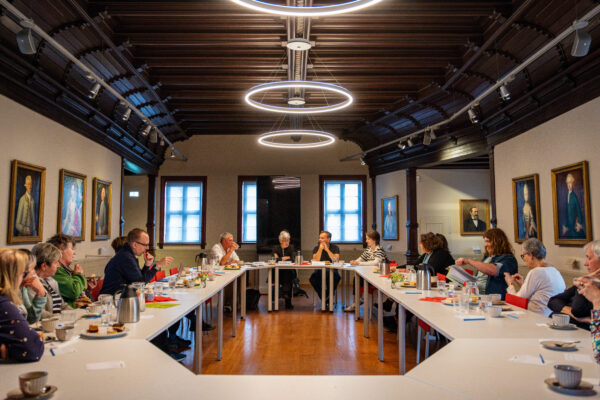 Diskussionsrunde im Erzählcafé im Christian-Wolff-Saal des Stadtmuseums Halle (Saale), 22. Mai 2025 (Christian Faludi/GEDG)