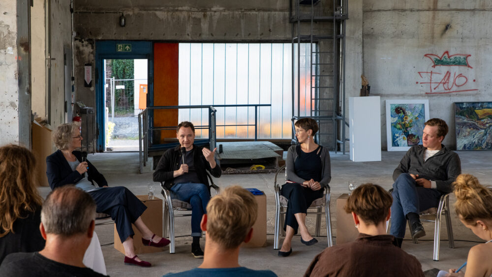 Das Podium in der Elbland Kunsthalle Riesa: Liane von Billerbeck (Moderation), Christian Rau, Juliane Tomann und Fridtjof Florian Dossin (von links), 26. August 2025 (Christian Faludi/GEDG)