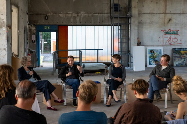 Das Podium in der Elbland Kunsthalle Riesa: Liane von Billerbeck (Moderation), Christian Rau, Juliane Tomann und Fridtjof Florian Dossin (von links), 26. August 2025 (Christian Faludi/GEDG)