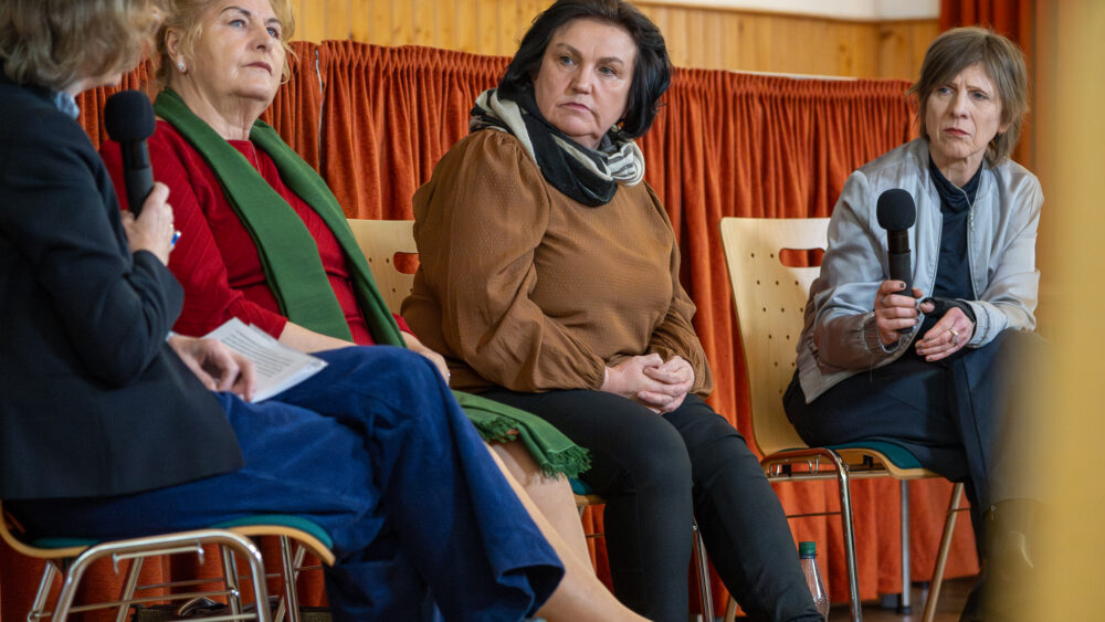 Maria Michalk, Kati Struck und Grit Lemke diskutieren im Sorbischen Kulturzentrum Schleife, 25. Februar 2026 (Christian Faludi /GEDG)