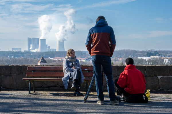 Grit Lemke im Interview im Stadtpark von Spremberg, den Industriekomplex Schwarze Pumpe im Rücken, 26. Februar 2026 (Christian Faludi /GEDG)