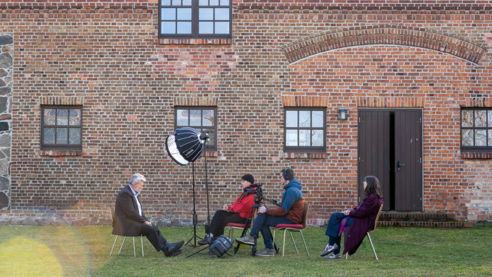 Bernhard Ziesch beim Interview hinter der Museumsscheune in Bloischdorf, 26. Februar 2026 (Christian Faludi /GEDG)