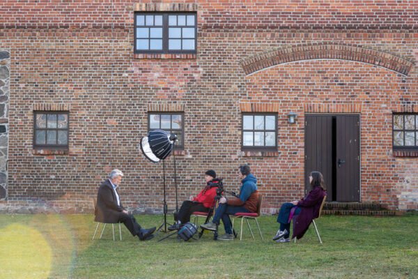 Bernhard Ziesch beim Interview hinter der Museumsscheune in Bloischdorf, 26. Februar 2026 (Christian Faludi /GEDG)
